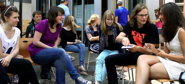 Aus  Begegnung wird Freundschaft: Ola,...lau im Hof des Stdtischen Gymnasiums.  | Foto: ErIka Sieberts