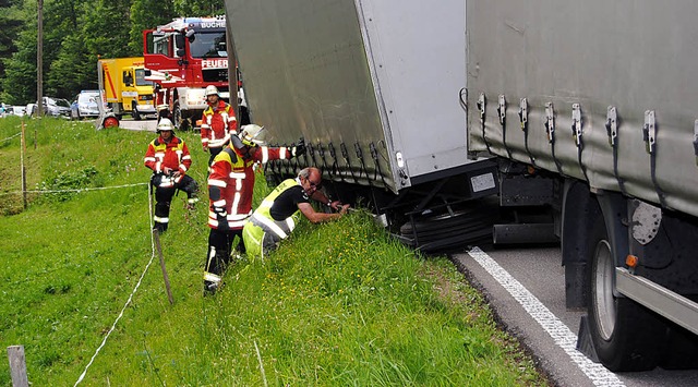 Glck im Unglck: Die Einsatzkrfte ko...s der Laster den Hang hinunterstrzt.   | Foto: Kamera 24