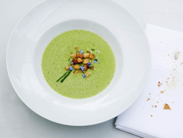 Grn ist die Farbe des Frhlings: Brlauchsuppe mit Croutons   | Foto: Michael Wissing