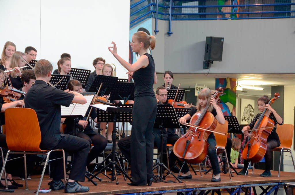 Das Schulorchester unter Leitung von Elisabeth Engelken begeisterte mit einem „Best of“ aus der Oper Hnsel und Gretel.