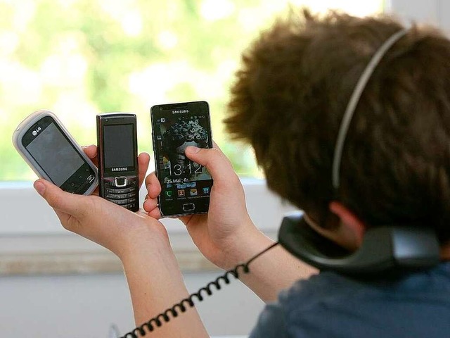 Online und komplett vernetzt: Junger Mensch mit Smartphones.  | Foto: Rabea Strauch