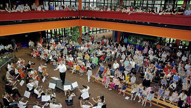 400 Zuhrer waren zum JMS-Familienkonz... Kirchzartener Schulzentrum gekommen.   | Foto: Anton Schuler