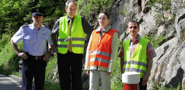 Rainer Mutter, Peter Ackenheil, Roswit...einer der Begrenzungspfosten zu sehen.  | Foto: Andreas Bhm