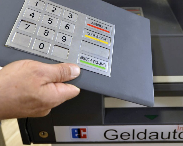 An einem Bankautomaten in Hornberg wurden die Kunden hinters Licht gefhrt.   | Foto: dapd