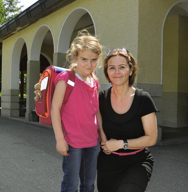 Michaela Lopez, Vorsitzende des Eltern... mit Emma Amsler, 7, aus der 2. Klasse  | Foto: Michael Krug