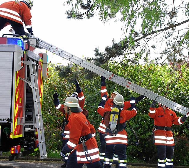 Feuerwehrleute holen die Leiter, mit der sie<ppp></ppp>  | Foto: privat