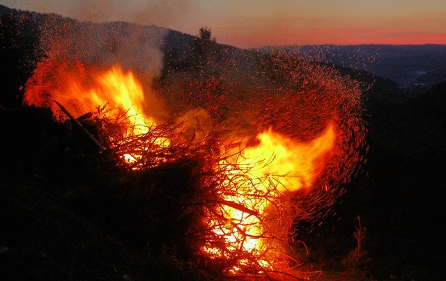 Das Pfingstfeuer auf dem Stabhalter Bhl im Jahre 2010   | Foto: ARCHIVBILD: zvg