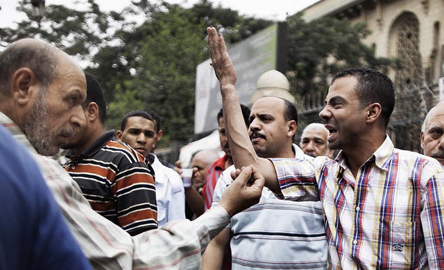 Anhnger verschiedener Prsidentschaft...iten sich in Kairo vor einer Moschee.   | Foto: AFP