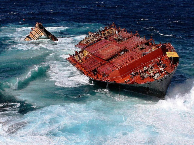 Das Containerschiff  Rena ist vor Neuseeland zerbrochen und teils gesunken.  | Foto: AFP