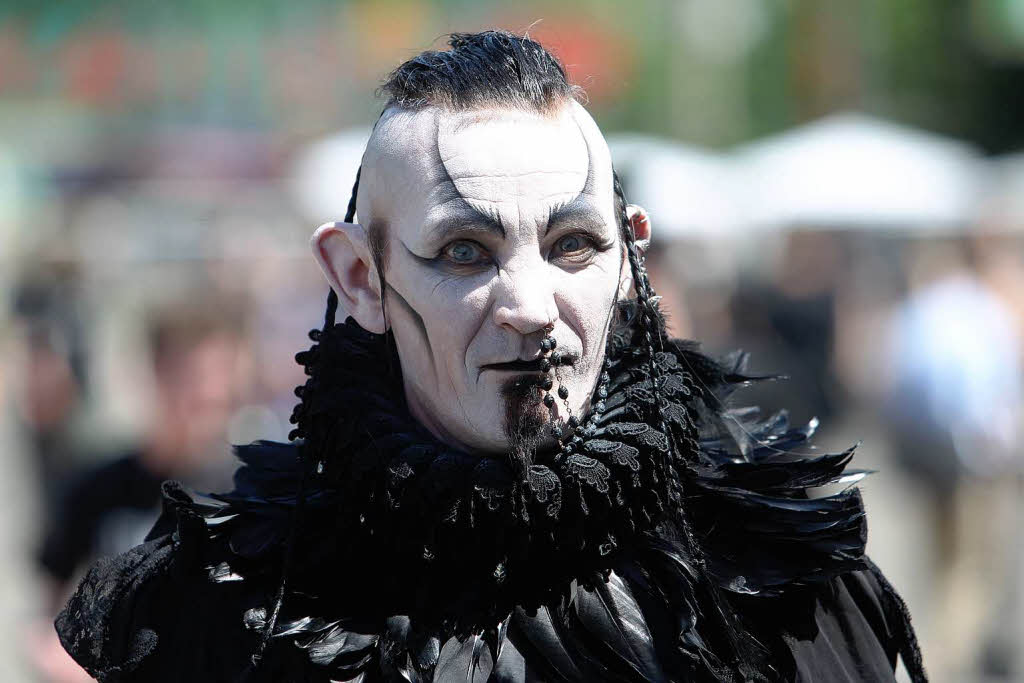 Blickfang: Die aufwendig kostmierten und geschminkten Teilnehmer des Leipziger Wave Gothic Festivals.