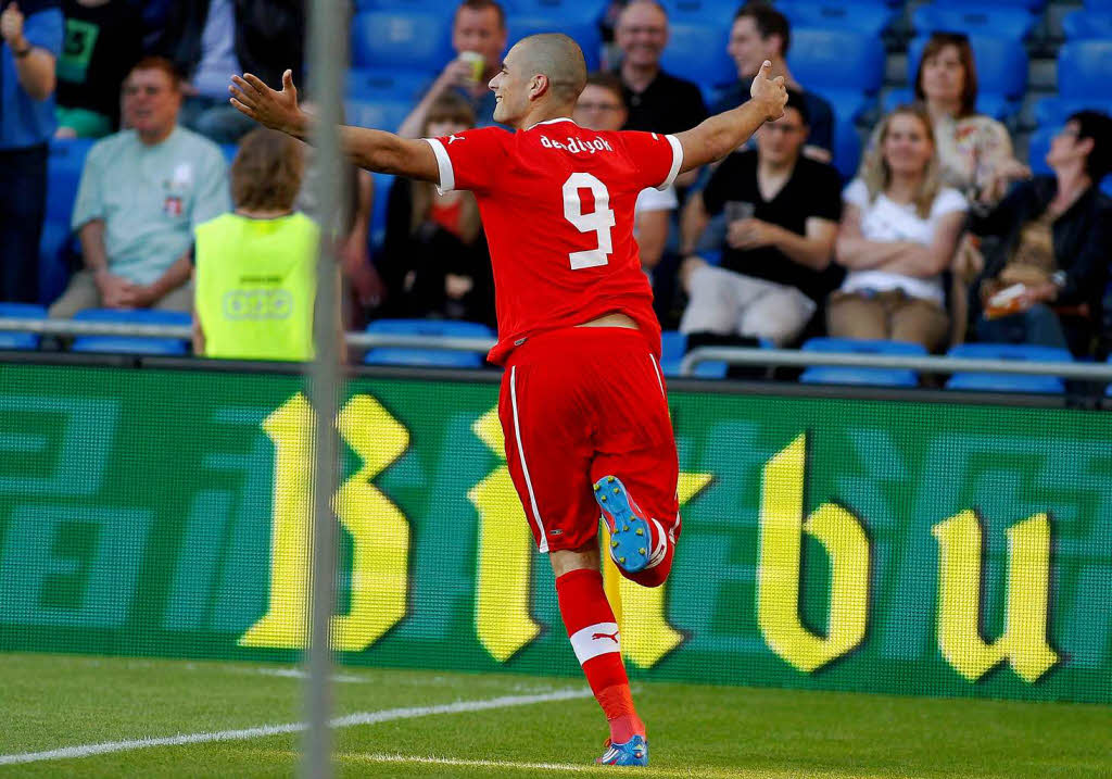 Der Schweizer Eren Derdiyok erzielt im EM-Testspiel gegen Deutschland drei Tore. Hattrick.