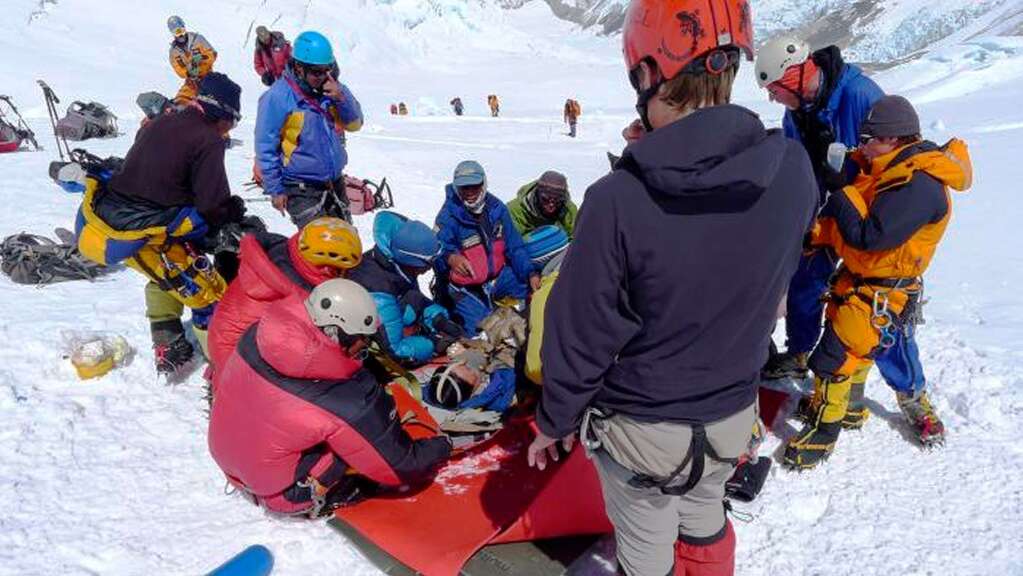 Der Aufstieg auf den Gipfel: Ein  verunglckter Sherpa  wird geborgen.