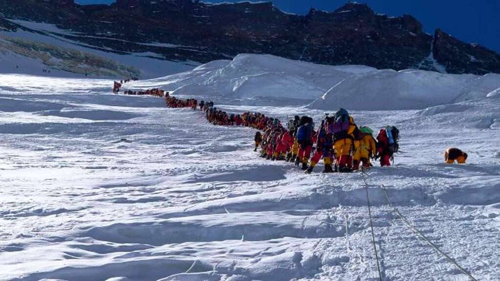 Der Aufstieg auf den Gipfel:  Menschenmassen in der Lhotseflanke wie am Skilift.