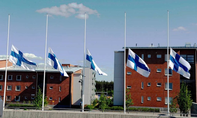 Flaggen auf Halbmast: Finnland gedenkt...Verletzten des Amoklaufs von Hyvink.  | Foto: AFP