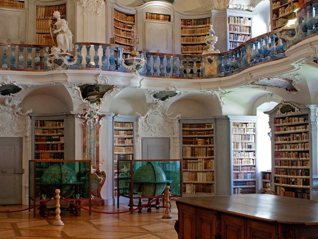 Die beeindruckende Rokokobibliothek   des Klosters St. Peter.  | Foto: Christian John