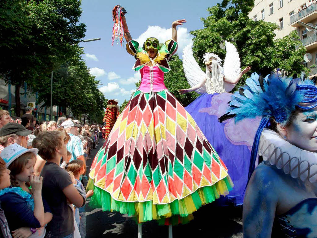 Bunt, quirlig und voller Rhythmus: Der Karneval der Kulturen in Berlin.