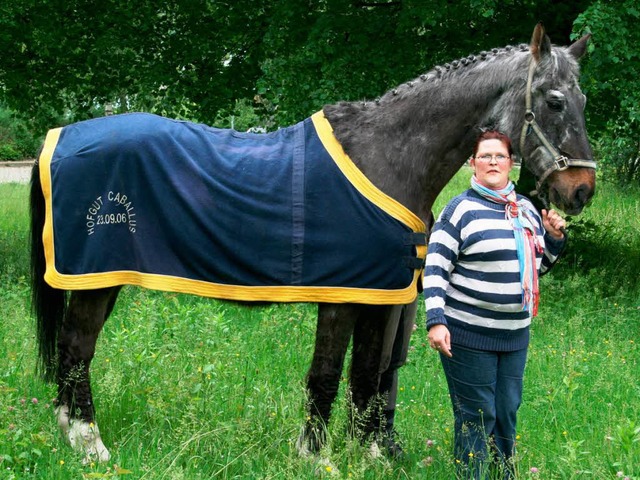 Hengst Uri und seine Besitzerin Martina Bronner.  | Foto: Privat