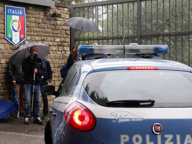 Die Polizei hat das Trainingslager der... in der Nhe von Florenz durchgefhrt.  | Foto: dapd