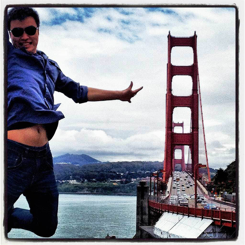 Tourist posiert vor der Golden Gate Bridge.