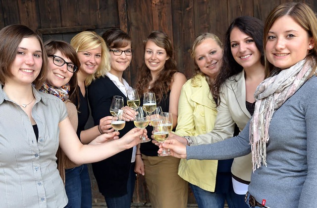 Weinbotschafterinnen  gehen  auf Tour ...n Natalie Henninger (links neben ihr).  | Foto: Sigrid umiger