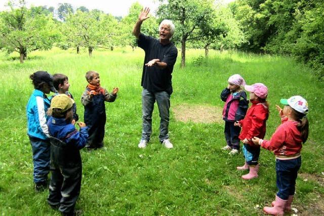 Kinder lernen Wald kennen