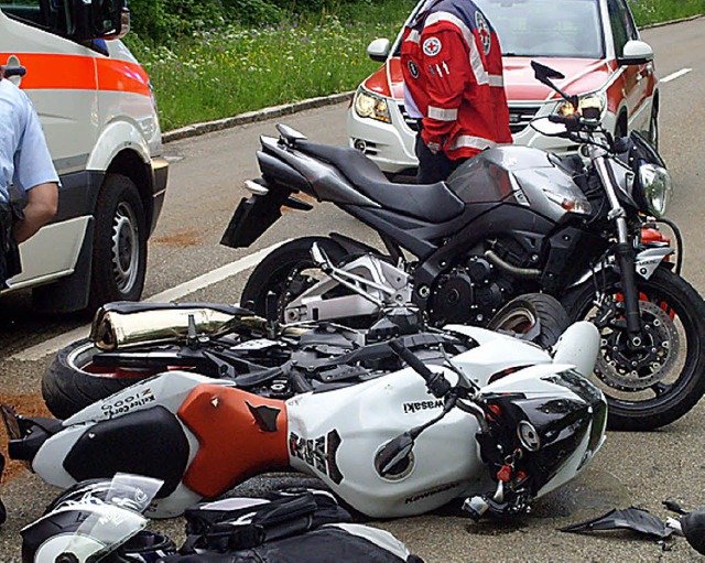 Drei Personen wurden bei dem Motorradunfall verletzt.   | Foto: kon