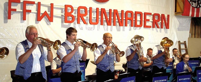 Die Bonndorfer Musikanten sorgten fr ...arkus Mutter  gesungene Feuerwehrlied.  | Foto: Erhard Morath
