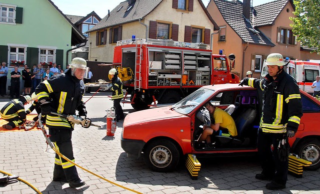 Hier demonstriert die Wehr bei ihrer H...emolierten Fahrzeugen gerettet werden.  | Foto: Roland Vitt