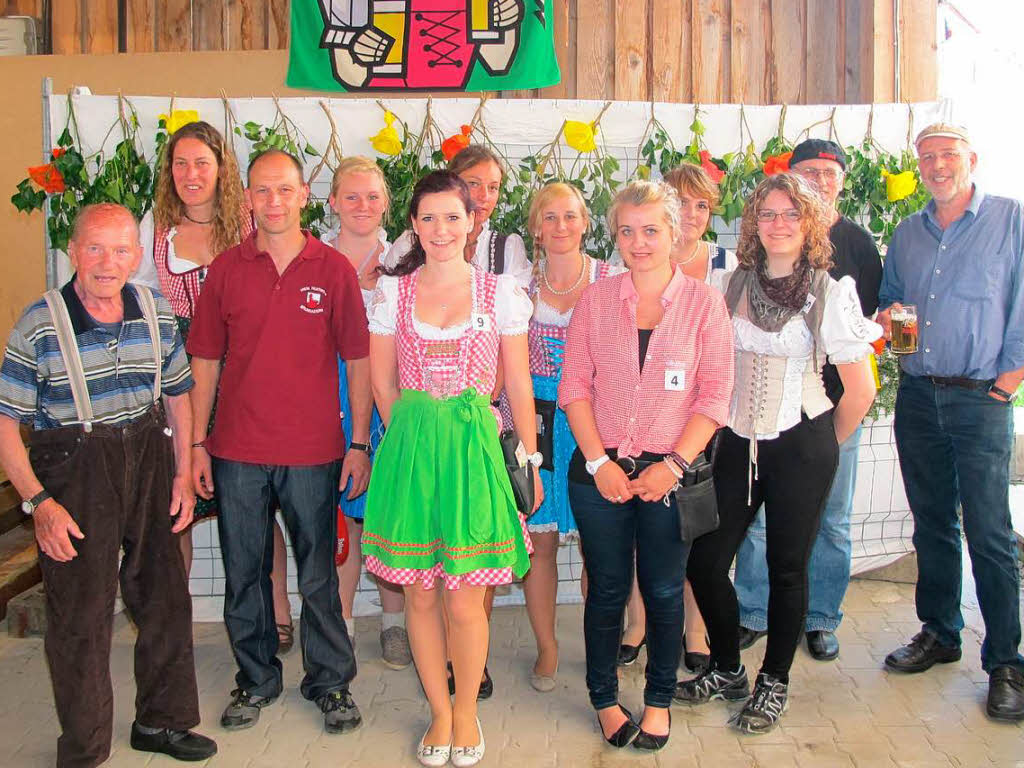 Gruppenfoto mit Damen. Die jungen Frauen waren als Festbedienungen aktiv.