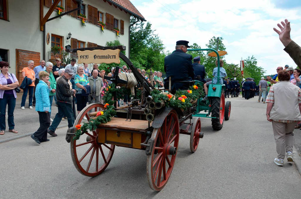 Die Gastgeber, die Feuerwehr Brunnadern, bildeten den Schluss des langen Festumzugs. Die Gastgeber, die Feuerwehr Brunnadern, bildeten den Schluss des langen Festumzugs.
