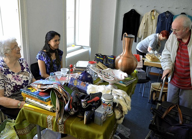 Seniorenflohmarkt im Alten Rathaus: El...its zum vierten Mal Ausrangiertes an.   | Foto: Barbara Ruda