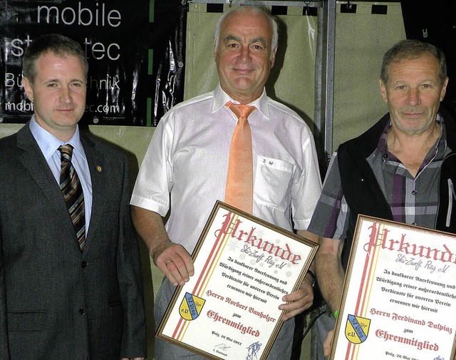 Ferdinand Dalpiaz (rechts) und Norbert...in Bhler zu Ehrenmitgliedern ernannt.  | Foto: Sarah Trinler
