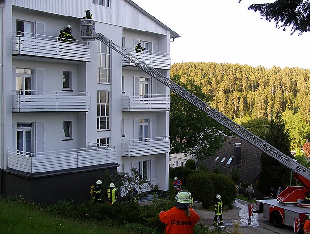 Mit der Drehleiter der Feuerwehr Neust...des Kliniktrakts Tannenheim gerettet.   | Foto: Liane Schillinf