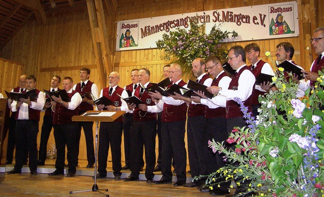 Der Mnnergesangverein St. Mrgen bege...r den Chorleiter Stephan Rauber war.   | Foto: Liane Schilling