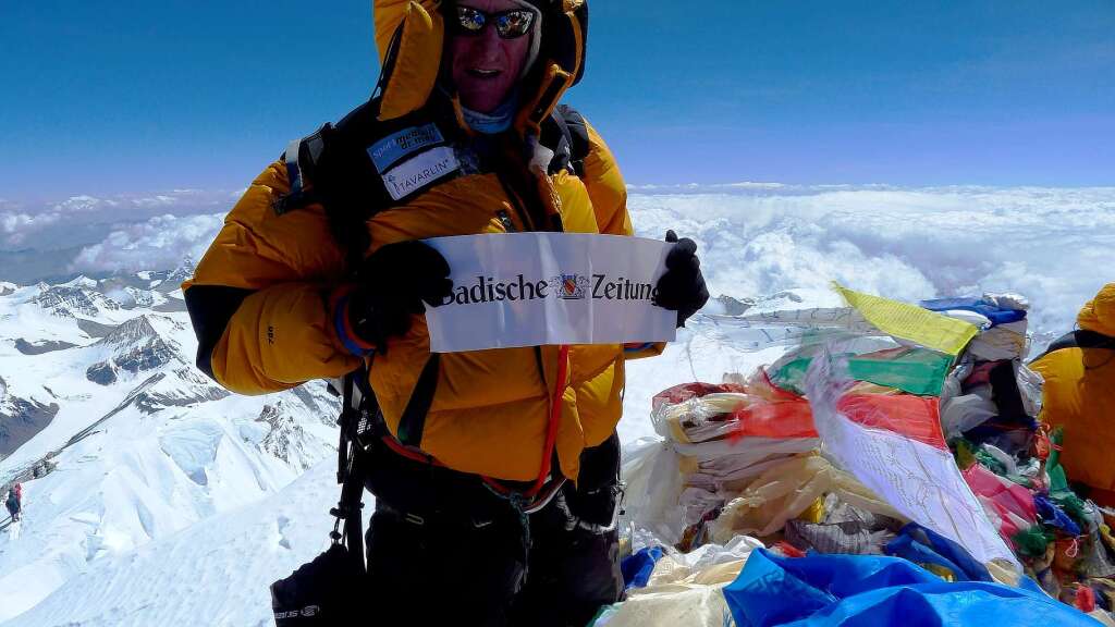 Richard Stihler auf dem  Gipfel des Mount Everest  mit dem Banner der Badischen Zeitung