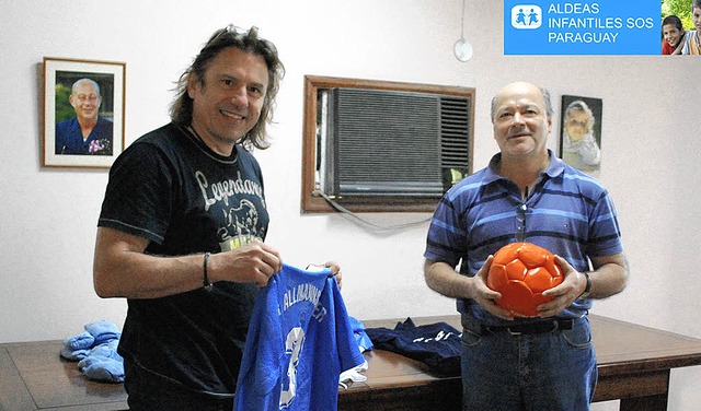 Edgar Huber trifft mit seinen Spenden ...nger, rechts der Direktor Nino Nuez.  | Foto: BZ