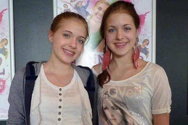 Die Zwillinge Jana und Sophia Mnster werben in Offenburg fr „Hanni und Nanni 2“