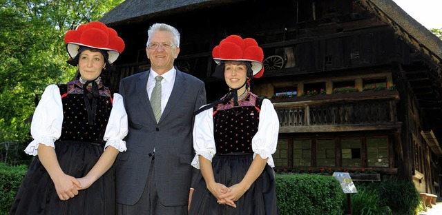 Landesvater mit Landestchtern: Minist...huttrgerinnen vor dem Vogtsbauernhof.  | Foto: dpa