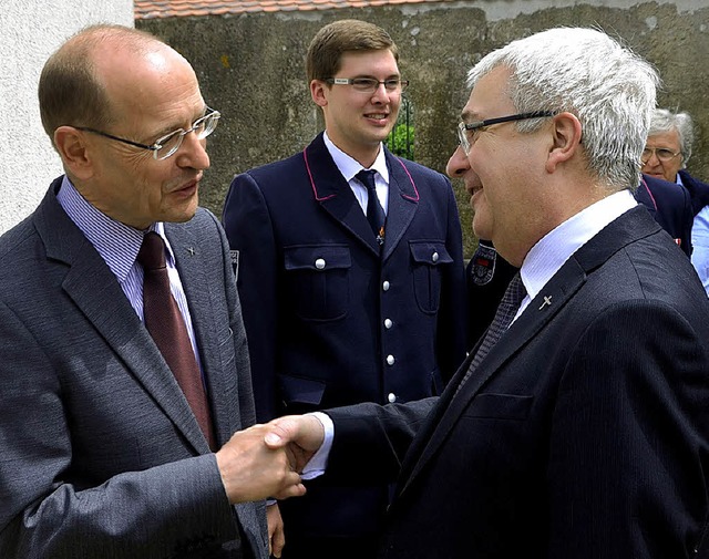 Gelebte kumene: Der evangelische Pfar...ied Oelschlegel gratuliert Peter Berg.  | Foto: Michael Gottstein