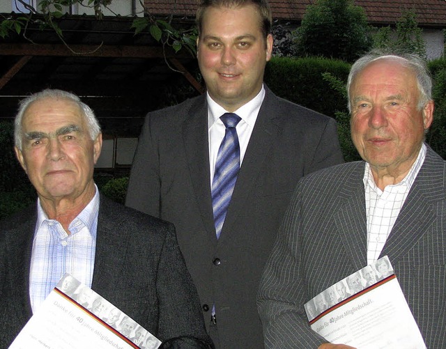 Felix Schreiner (Mitte) ehrte Herbert ...r 40 Jahre Mitgliedschaft in der CDU.   | Foto: Michael Gottstein