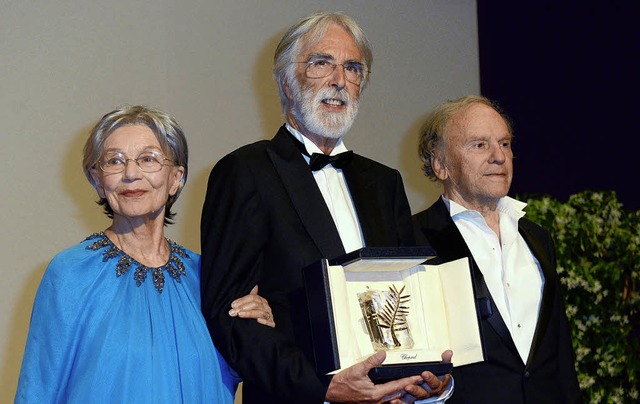 Sieger Michael Haneke mit Palme und se...elle Riva und Jean-Louis Trintignant    | Foto: afp