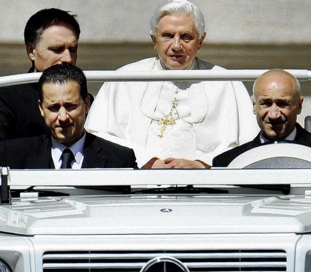 Ein Bild aus den guten alten Zeiten: K... dem Papst stets ein treuer Begleiter.  | Foto: dpa