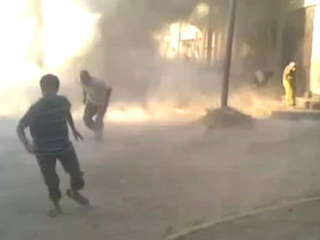 Hula im Feuersturm: Bilder aus einem A...o vom Massaker in der syrischen Stadt.  | Foto: dapd