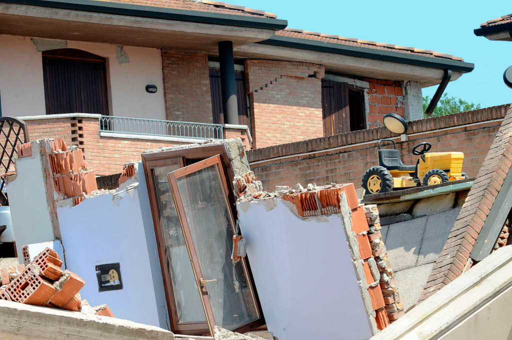 Ein zerstrtes Haus in der schwer getroffenen Kleinstadt Cavezzo