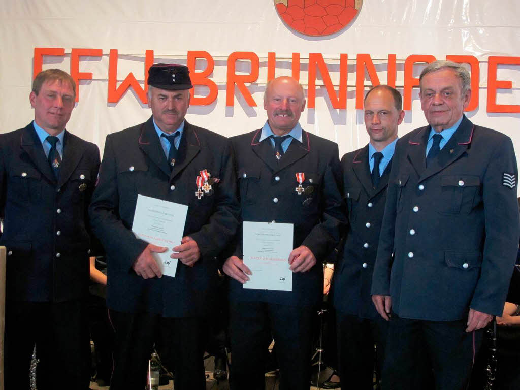 Fr 40 Jahre Feuerwehrdienst  wurden Ernst Brendle (2. von links)  und Rolf Burger (Mitte) geehrt. Mit im Bild  Gesamtkommandant Hans-Jrg Ketterer,  Markus Mutter und der stellv. Kreisbrandmeister Hans-Karl Link.