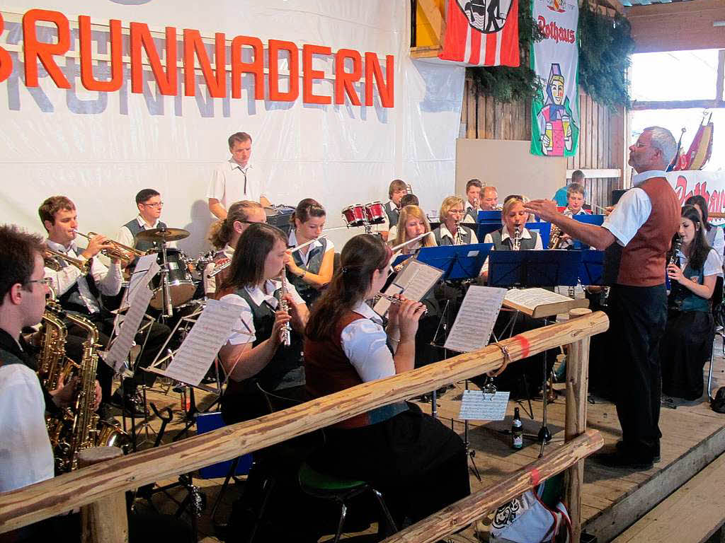 Zur Unterhaltung spielte der Musikverein Dillendorf auf.