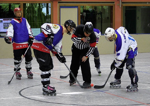 Attraktives Inlinehockey wurde am Pfin...enende in der Silberberghalle geboten.  | Foto: Christiane Franz