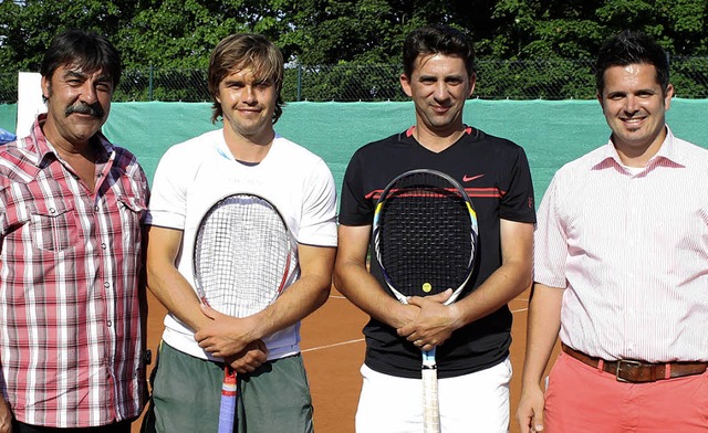 Die Endspielteilnehmer der Hauptgruppe... und Turnierleiter Kai Bumann (rechts)  | Foto: Adelbert Mutz