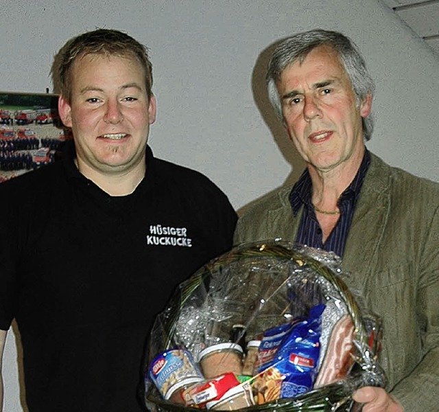 Andr Keller ehrte Ortsvorsteher Erwin...ls Wahlleiter mit einem Geschenkkorb.   | Foto: vera winter