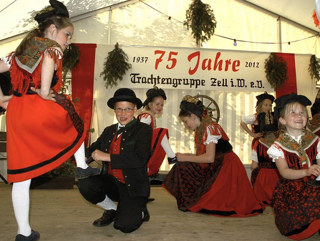 Die Zeller Kindertrachtengruppe  fhrt...Seiberlich und Brgermeister Rmmele.   | Foto: Verena Wehrle